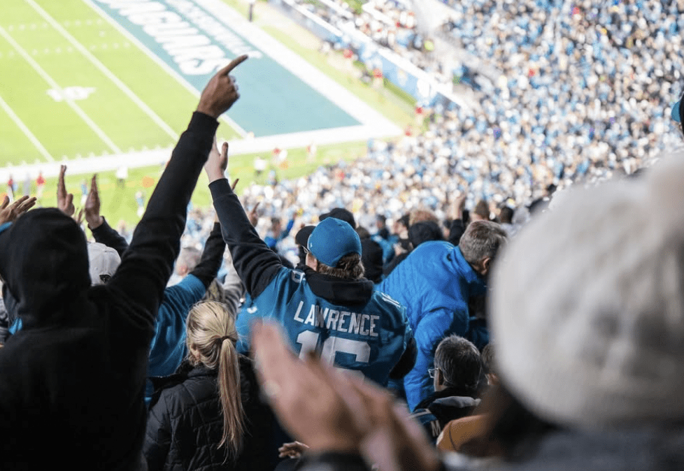 fans standing at everbank stadium